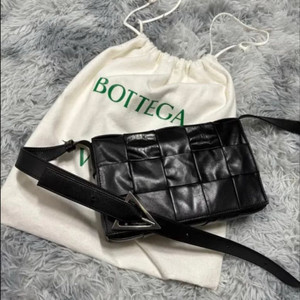 보테가 카세트백 블랙