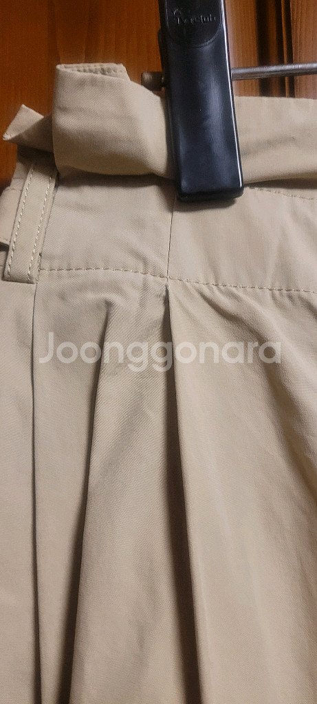 베이지 색상의 와이드 팬츠--2