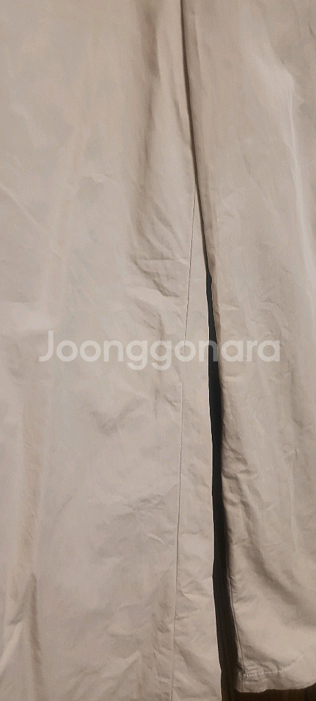 베이지 색상의 와이드 팬츠--1