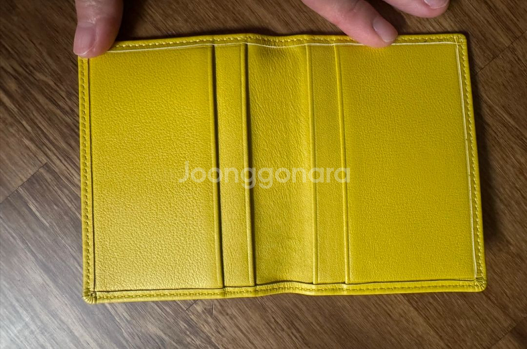 엠씨엠 겨자색 카드지갑 새제품 고급지고 얇아서좋 가죽고--1