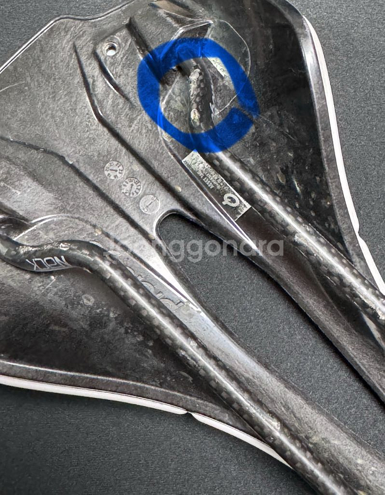 프롤로고 스크래치 안장--2