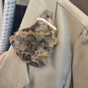 자수정 은 브로찌