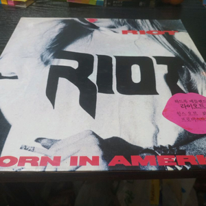 Riot의 Born in America LP 앨범입니다