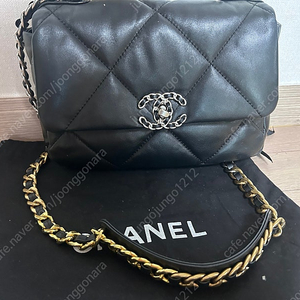 샤넬 19백 미듐 블랙 은장 판매합니다