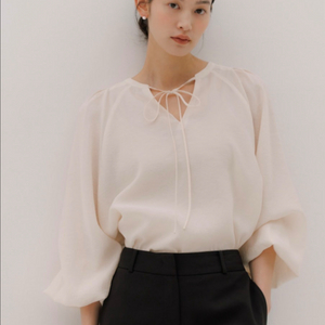 시에 엘리아 셔링 블라우스 크림 베이지 (택달린새상품)