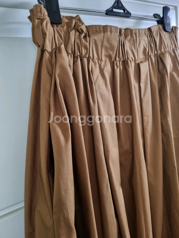 카멜브라운 핀턱주름 밴딩 플레어 롱스커트--1