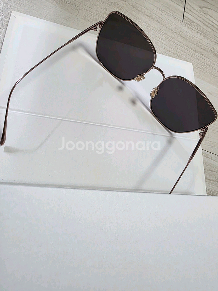 신품같은 젠틀몬스터 블링08 선글 팝니다.--1
