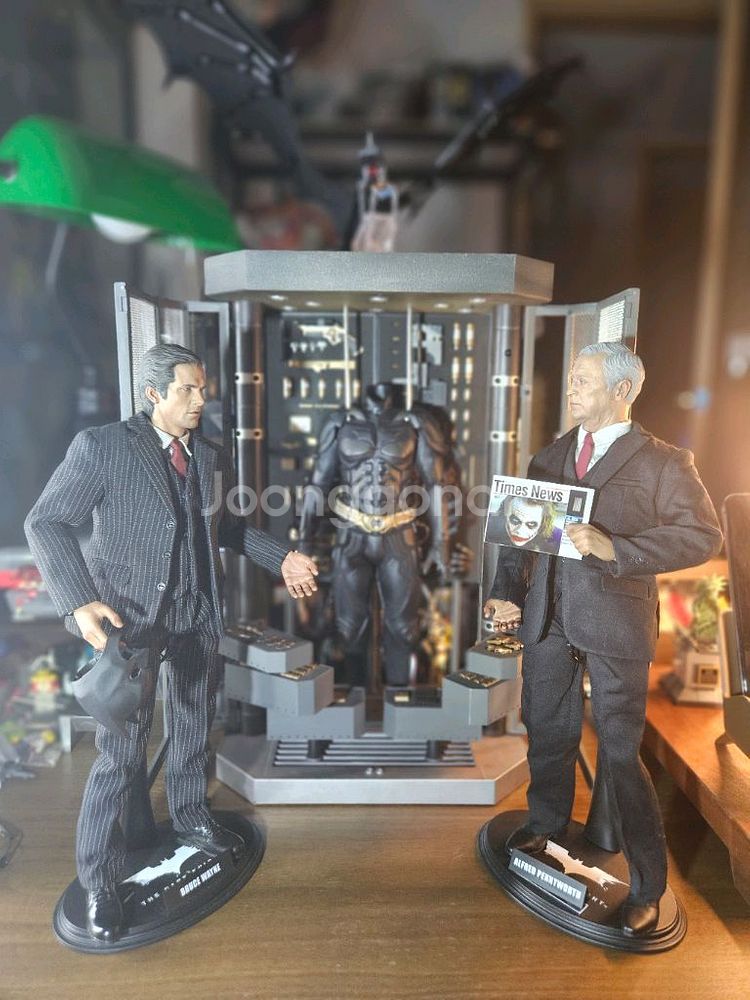 핫토이 mms236 아머리 4종 구형 판매합니다--2