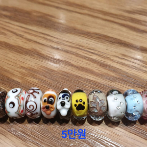 트롤비즈 글라스, 유니크