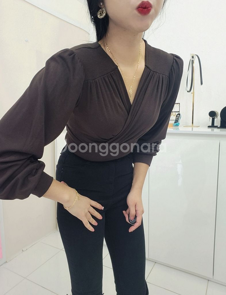 브이넥 패드 퍼프 랩 크롭 티셔츠(2color)ㅡ무배--7