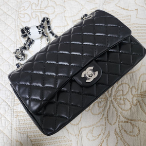 샤넬 클래식 미디움 램스킨 은장