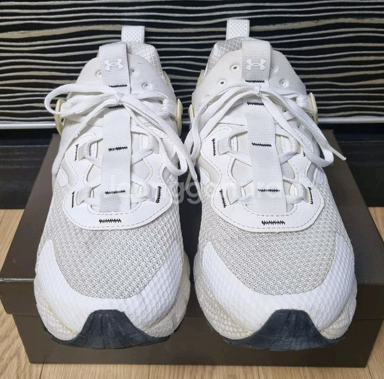 언더아머 호버메가 무브먼트 화이트 스니커즈, 운동화--1