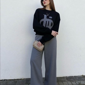 [HEIM 헤임] 빅 로고 크롭 스웨트셔츠 맨투맨