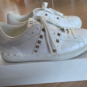 발렌티노 락스터드 스니커즈