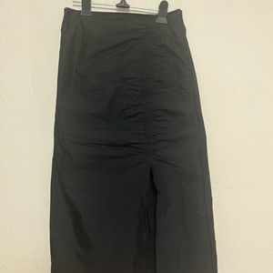 에잇세컨즈 셔링 검정 롱스커트