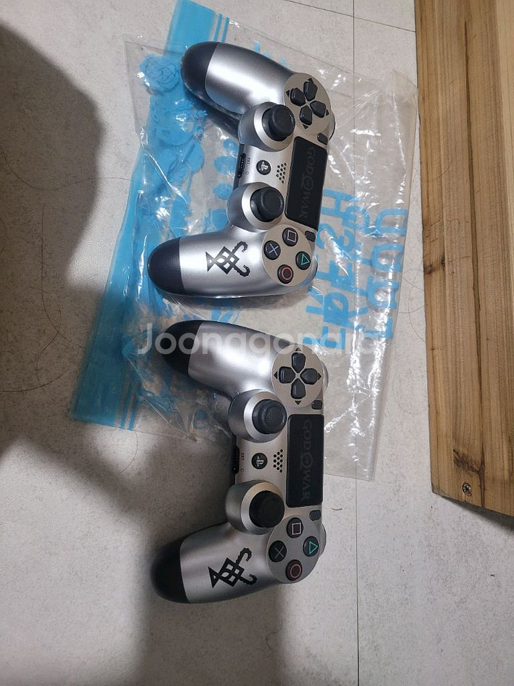 ps4 pro 갓오브워 에디션 팝니다.866--3