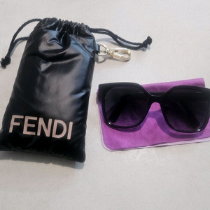 <정품>펜디 선글라스 FE40007F-01B 새거컨디션