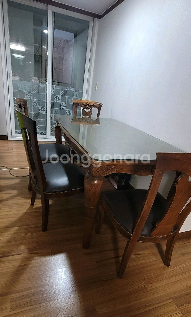 식탁(원목 통유리 가죽의자)--0