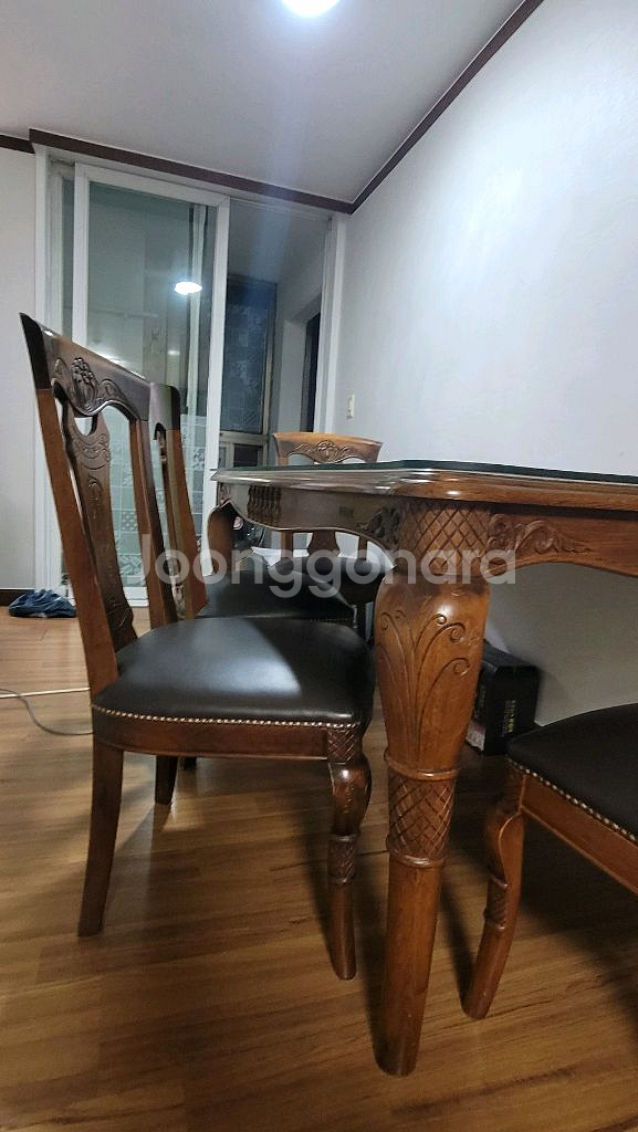 식탁(원목 통유리 가죽의자)--1