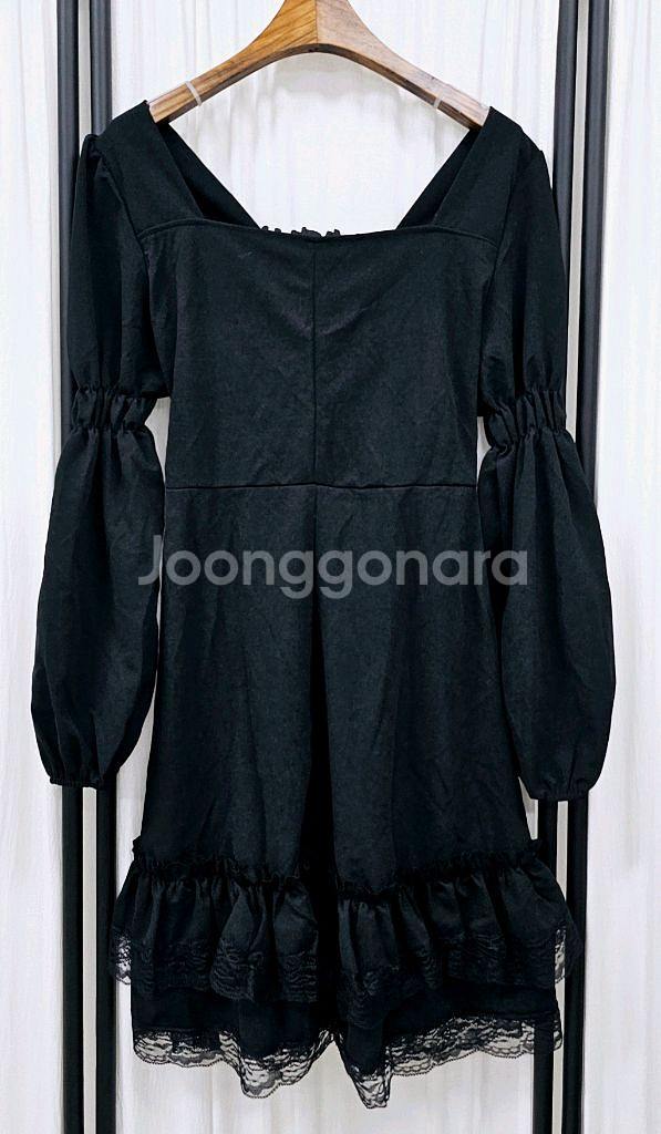 (새상품)프릴 벌룬소매 원피스 스퀘어넥 레이스배색 원피--1