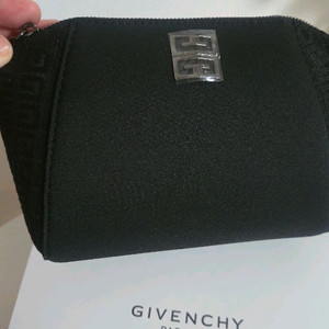 지방시 파우치 탄탄해요