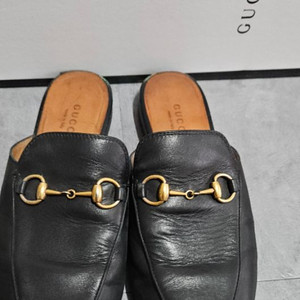 구찌 프린스타운 레더 블로퍼 슬리퍼