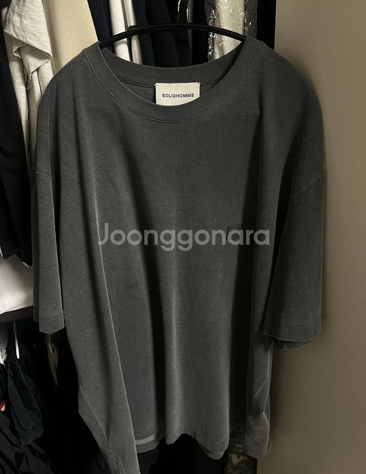 솔리드옴므 백로고 피그먼트 오버핏티셔츠--1