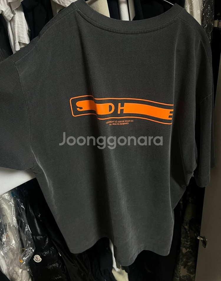 솔리드옴므 백로고 피그먼트 오버핏티셔츠--0