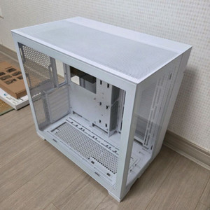 리안리 O11D EVO 화이트 케이스 팝니다