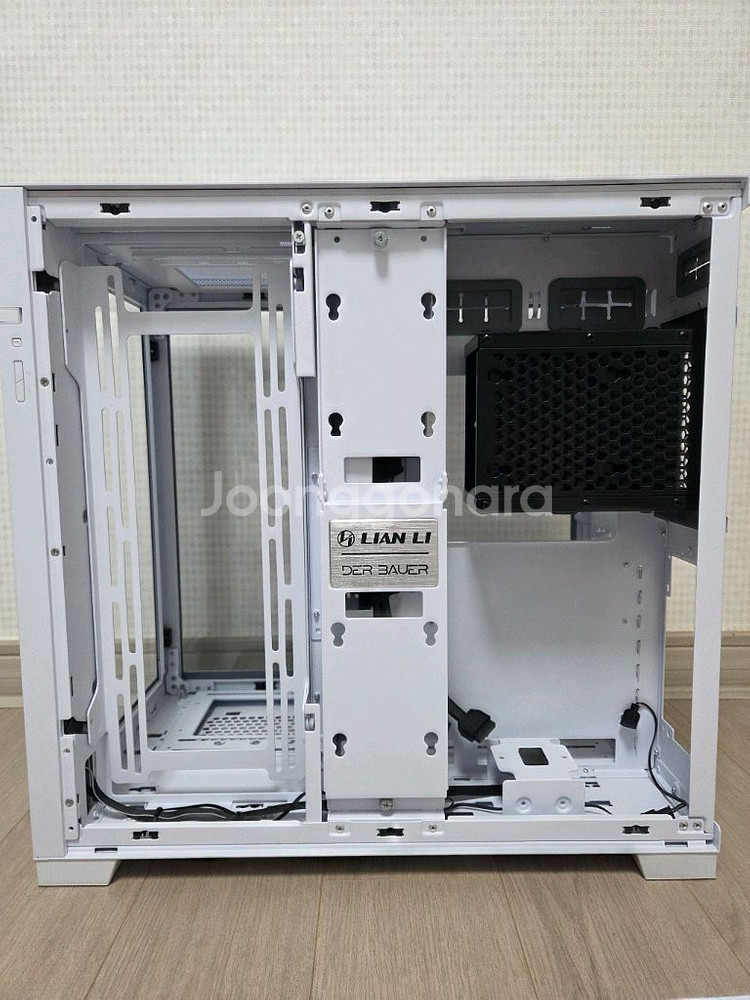 리안리 O11D EVO 화이트 케이스 팝니다--1