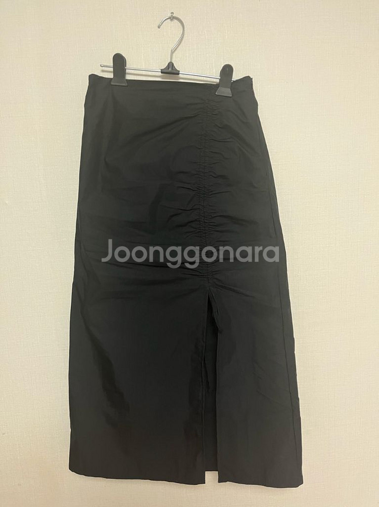 에잇세컨즈 셔링 검정 롱스커트--4