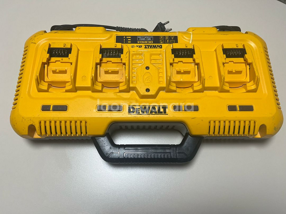 디월트 충전기 DCB104 판매합니다.--0