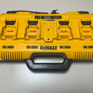 디월트 충전기 DCB104 판매합니다.