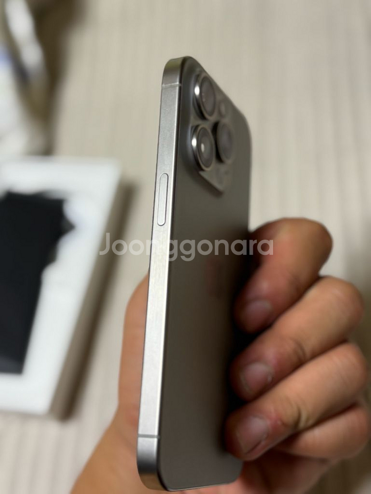아이폰 15프로 내츄럴티타늄 128gb 판매합니다--2