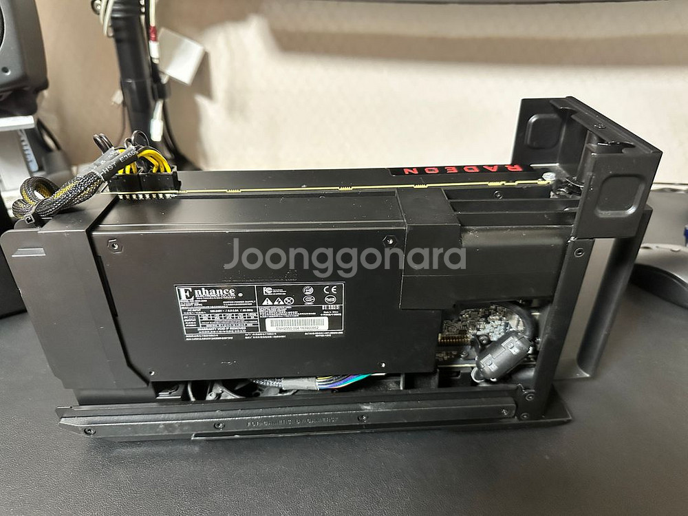 선더볼트 eGPU 박스+ Radeon RX Vega64--5