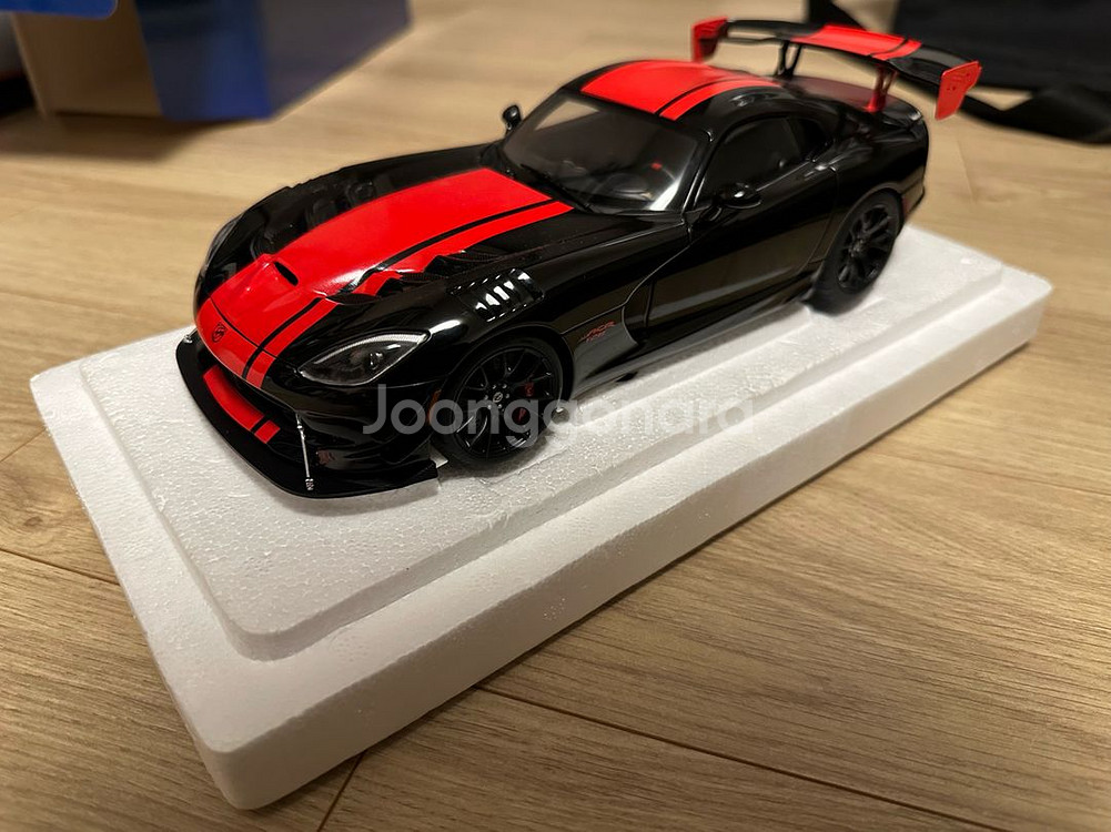 1:18다이캐스트 오토아트 바이퍼 팝니다.--1