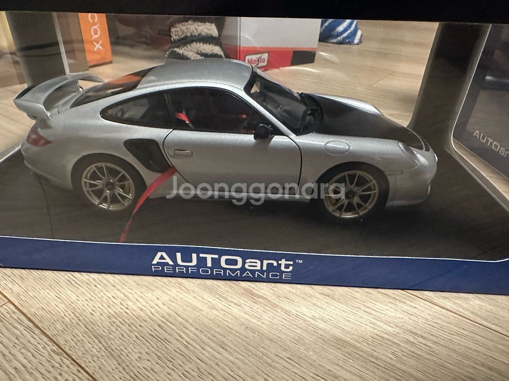 1:18다이캐스트 오토아트 포르쉐997gt2rs 팝니다--1