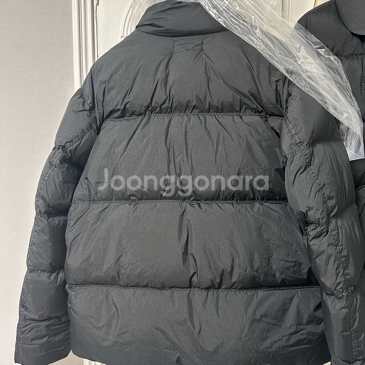 스톤아일랜드 크링클랩스 논후드 패딩 S 블랙 판매합니다--3