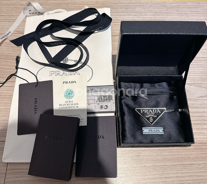 프라다 메탈 삼각 헤어핀 정품 (왼쪽)--0