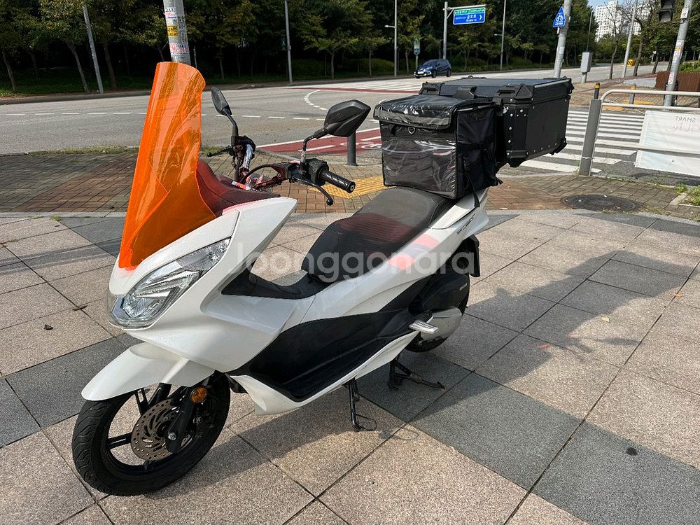 혼다 pcx125 17년 스마트키 화이트컬러 팝니다--4