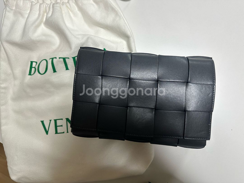 보테가베네타 24ss 카세트백 팔아요--0