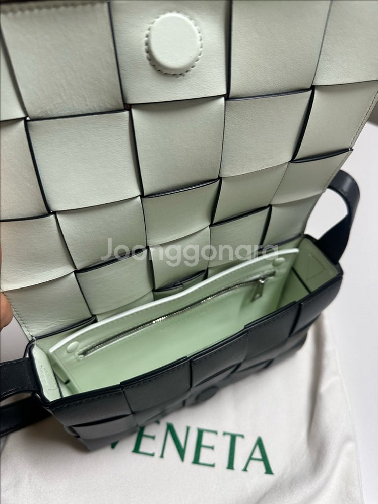 보테가베네타 24ss 카세트백 팔아요--2