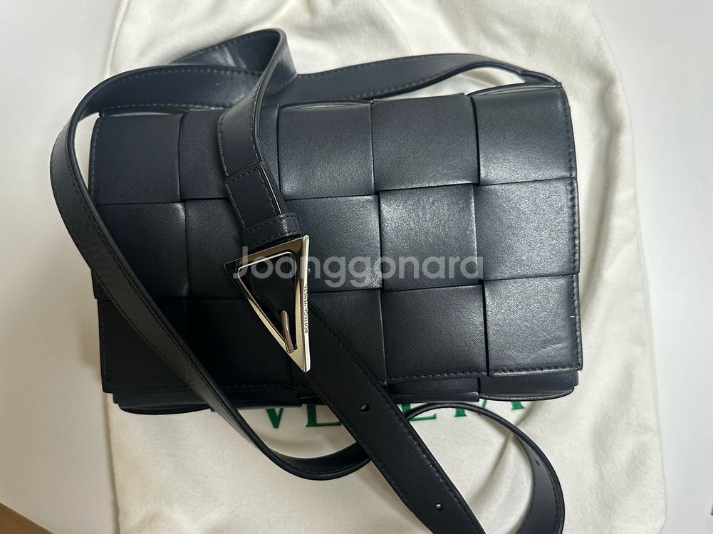 보테가베네타 24ss 카세트백 팔아요--1