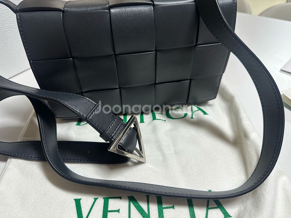 보테가베네타 24ss 카세트백 팔아요--4