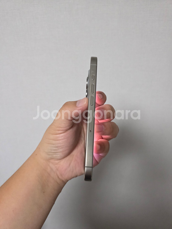 아이폰15프로 화이트 티타늄 256기가 SS급 팝니다.--3