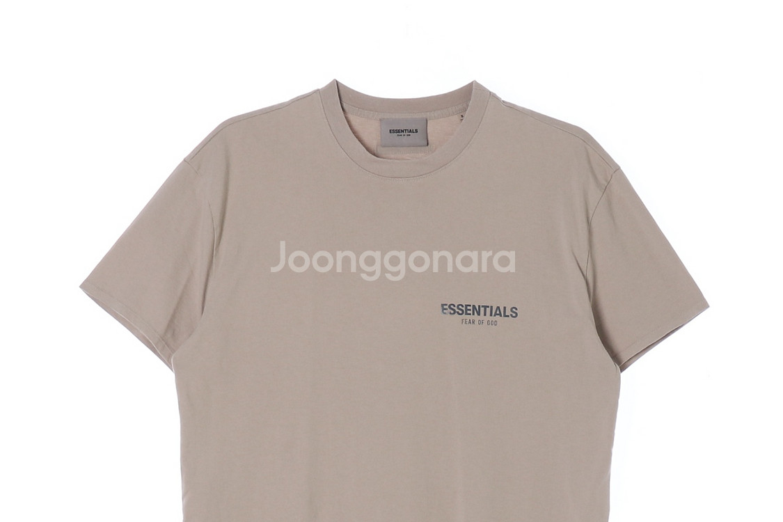 [S]에센셜 피어오브갓 베이지 로고 반팔 크루넥 티셔츠--1