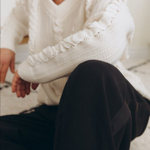 클럽모나코 우븐 디테일 니트 스웨터 브이넥 리본 꽈배기