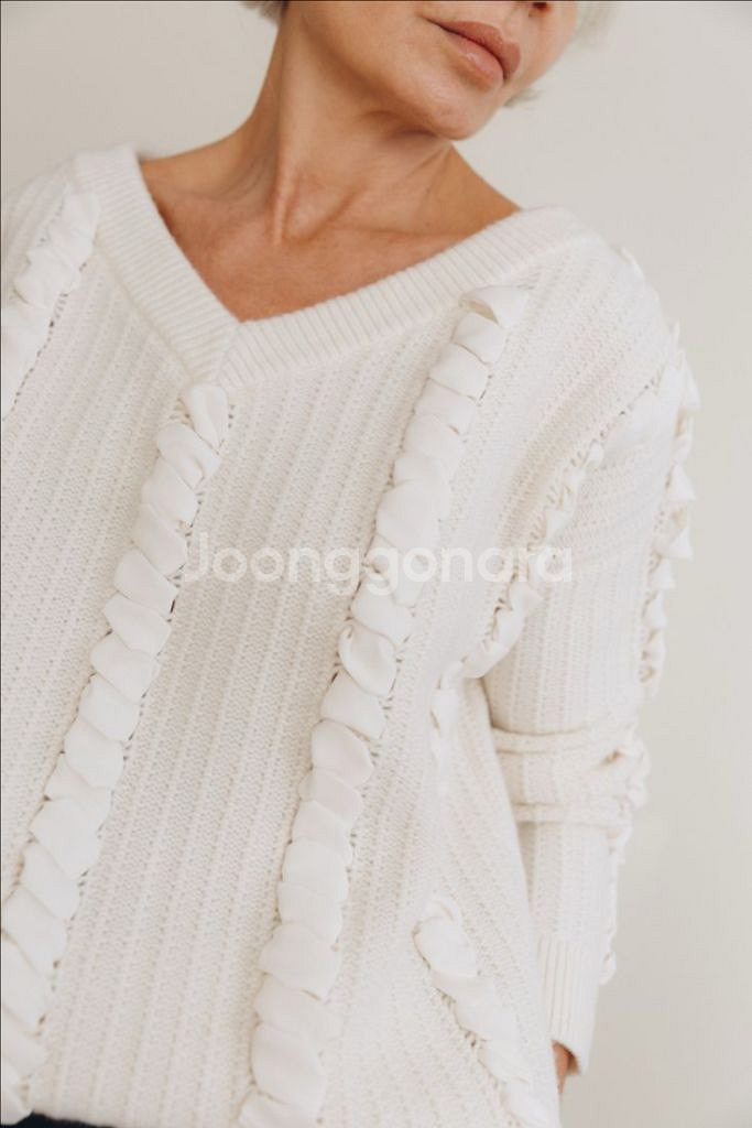 클럽모나코 우븐 디테일 니트 스웨터 브이넥 리본 꽈배기--1