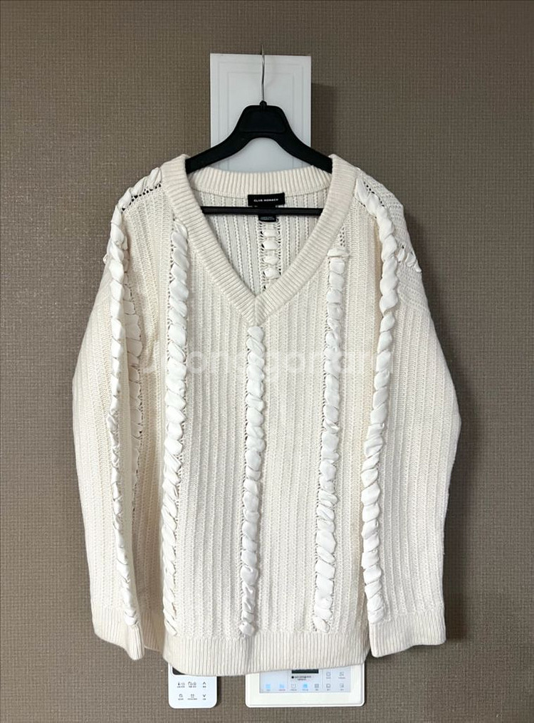 클럽모나코 우븐 디테일 니트 스웨터 브이넥 리본 꽈배기--5