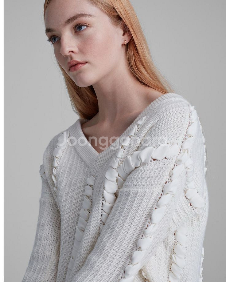 클럽모나코 우븐 디테일 니트 스웨터 브이넥 리본 꽈배기--4